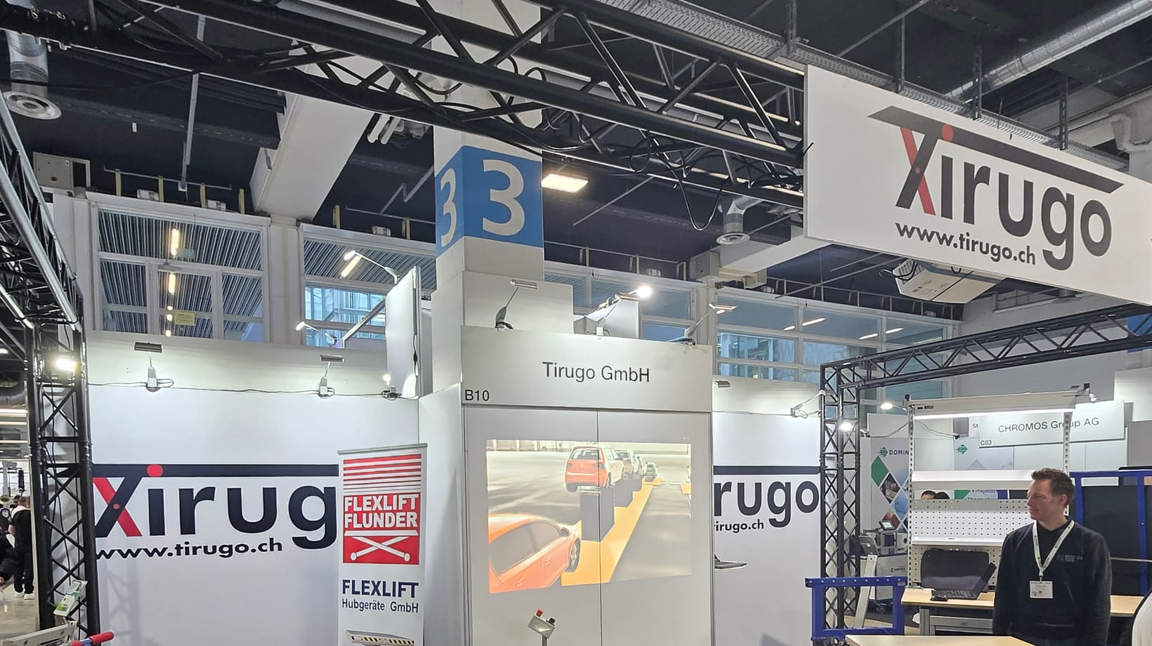 Tirugo-Messestand mit Flexlift-Hubtischen und PETec-Arbeitstischen an der Logistics & Automation in der Messe Zürich