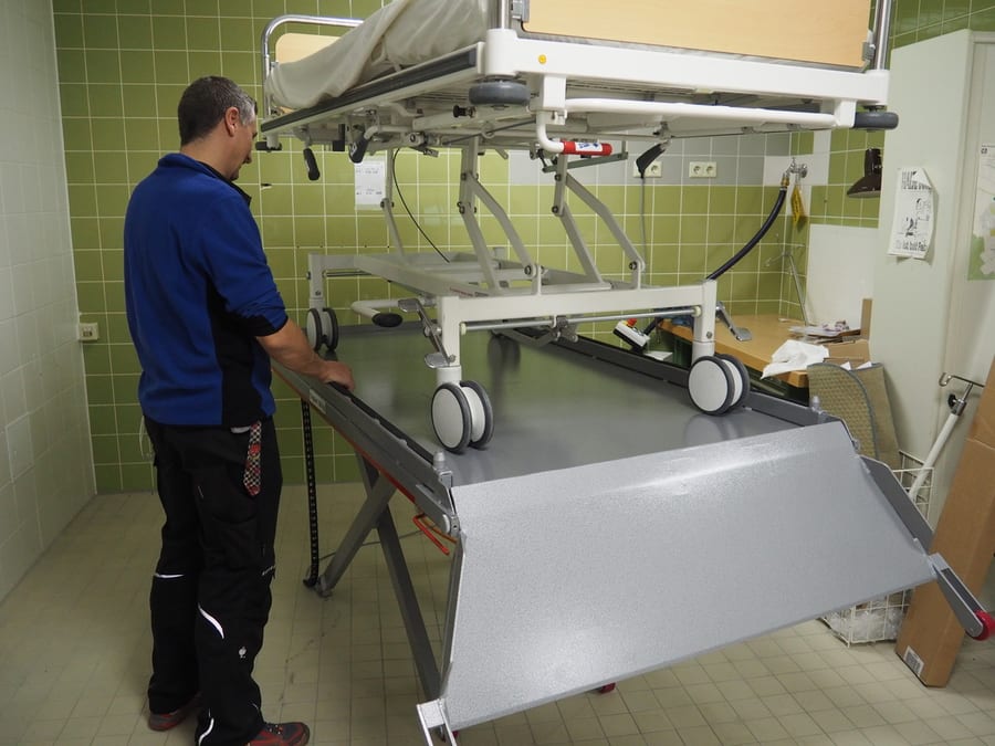 Bed lifting device in technical service use