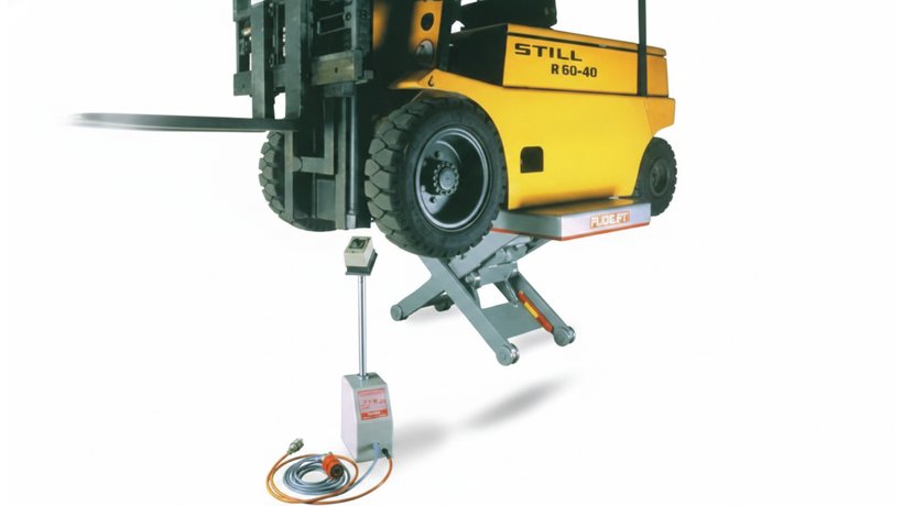 Flexlift flat form lift table FM in a narrow design lifting a forklift